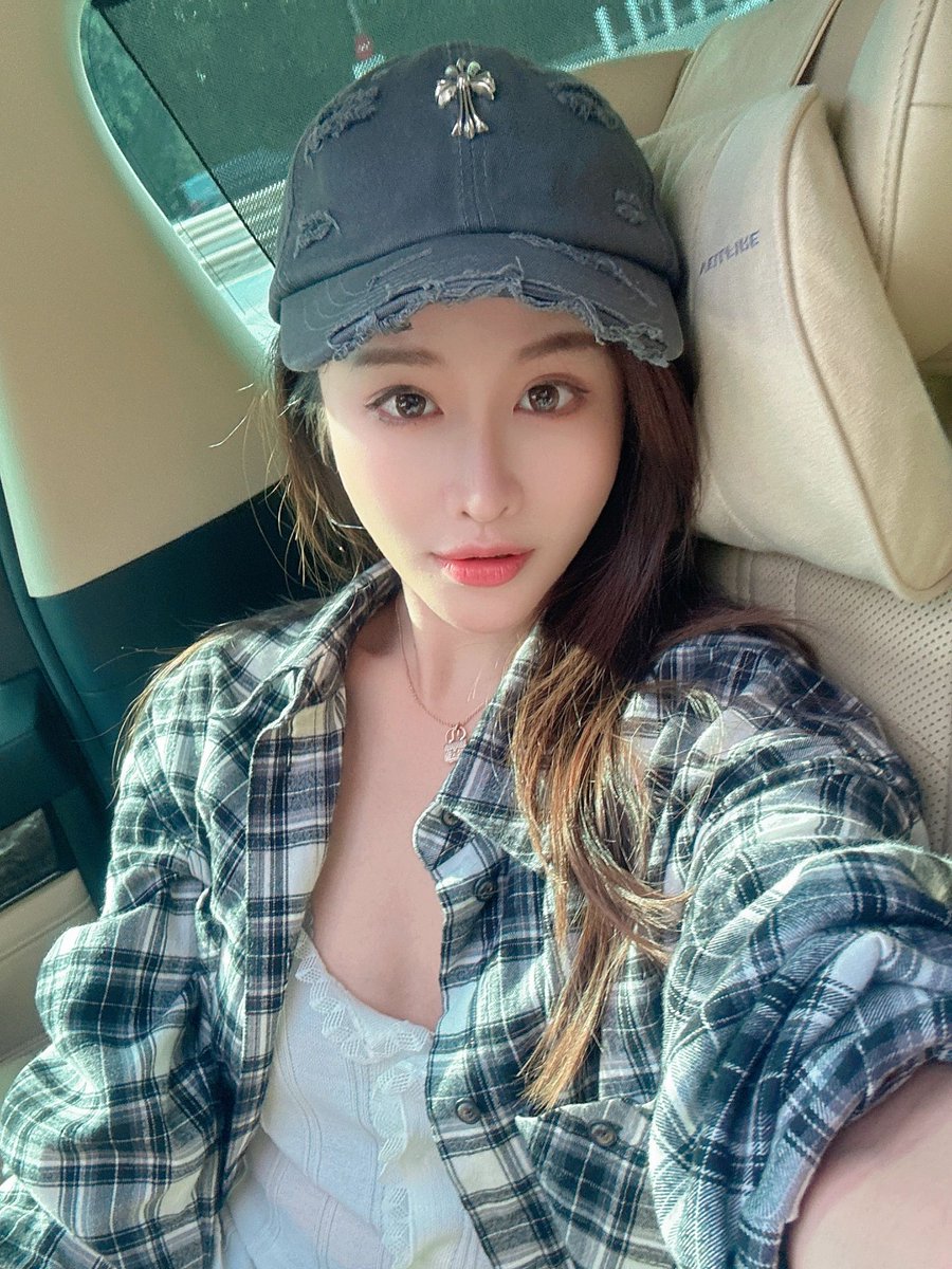 BrielleBai's tweet photo. Do I look good in a hat? https://t.co/SXwxP0T2Np