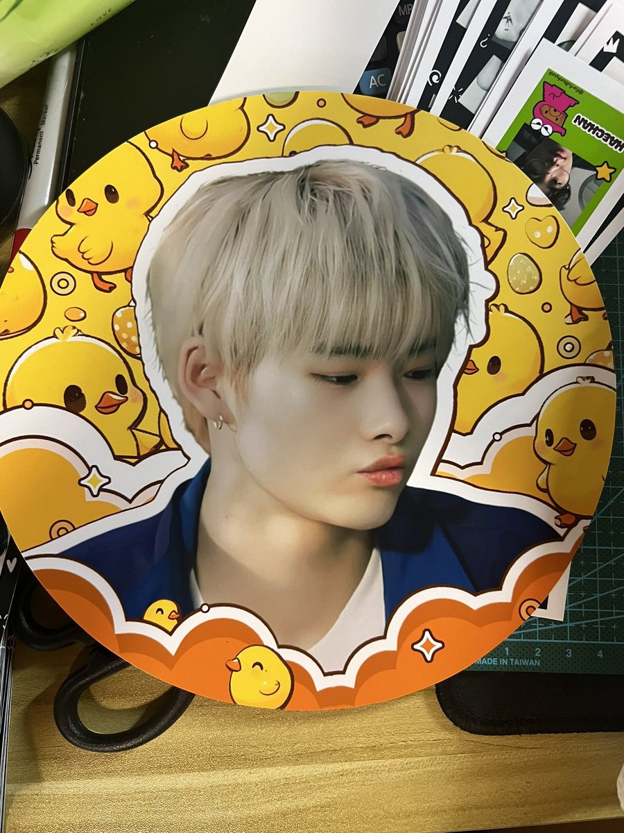 oreozgirlie's tweet photo. Rubber Du-Ki pins, round fans and keyring freebie for #FATE_IN_NEWCLARKCITY 🐣

- like and rt (no need to follow)
- vvv limited lang

rubber du-ki comms by @eiastudios, pins by @blkninefour and round fans by @baekhyuneeprint 🥹💗 https://t.co/OiBYX7oIXj