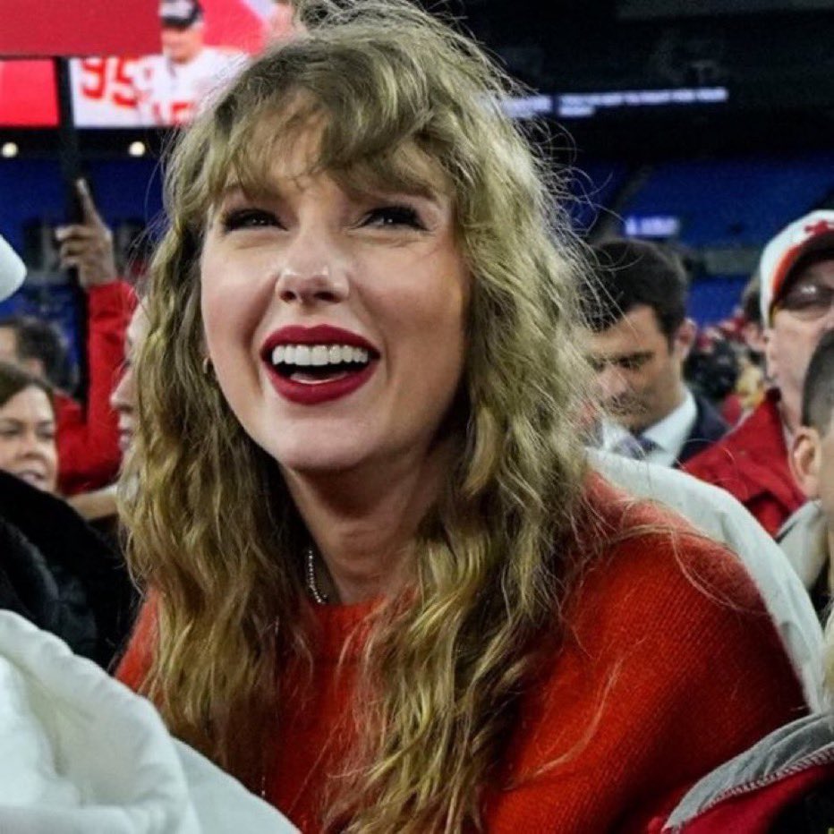 holygroundsound's tweet image. the way this is the same taylor who said that she felt like she’s always trying to mitigate the fact that shes the elephant in the room, &amp;amp; now at the height of her fame she’s happy &amp;amp; comfortable enough with this whole community to be celebrating on that field smiling like THIS 🥹