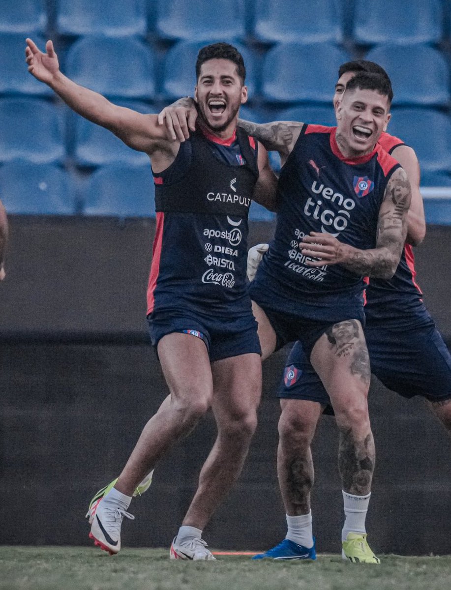 El excelente ambiente que hay en el plantel es excepcional!!!
Todos "tiran del carro" los entrenamientos son intensos, porque todos quieren ese lugar en el equipo base, pero así también todos se apoyan entre sí! Partido a partido!
#VamosCerro 
🔵🔴💪🏻🇵🇾