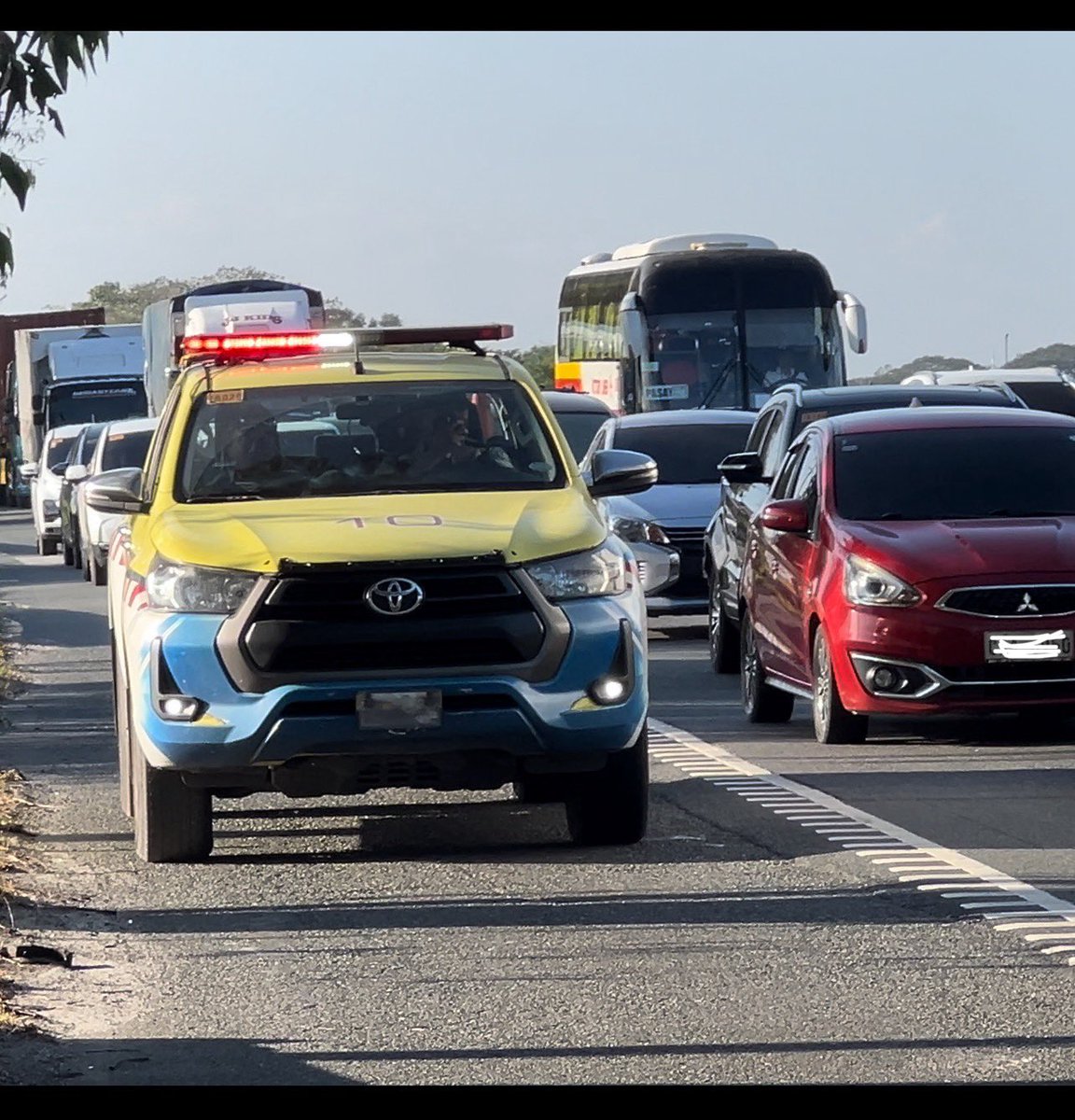 Nanghuhuli raw ang traffic patrollers ng @NLEXexpressways ng mga dumadaan sa gilid. Ayan oh sa likod ninyo, ang dami pero hindi hinuhuli. Wait lang, asan plaka ninyo? Di mabasa ah, wag ninyong itago.