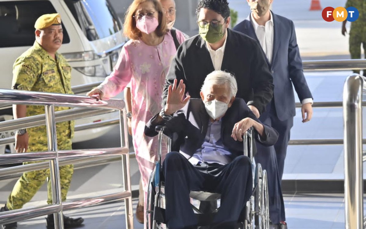 fmtoday's tweet image. JUST IN: Daim Zainuddin arrives at Kuala Lumpur Sessions Court