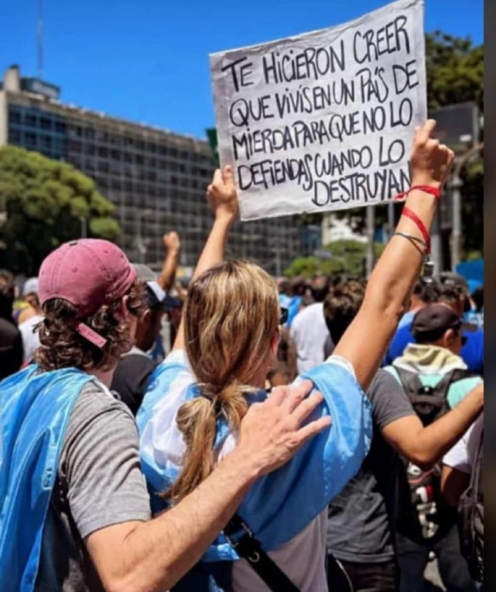 KORTAZAR's tweet photo. 🔥HOY TENEMOS LA OBLIGACIÓN TODOS DE MANTENER: #NoALasFacultadesDelegadas ENTRE LAS PRIMERAS TENDENCIAS GLOBALES 🔥

📨 RECUERDA:

TE HICIERON CREER QUE VIVÍS EN UN PAÍS DE MIERDA,

PARA QUE NO LO DEFIENDAS CUANDO LO DESTRUYAN!!!

📲 • COMPARTAMOS RT📲

#MileiMeMintio 🙄 https://t.co/Ivp47K4dQu