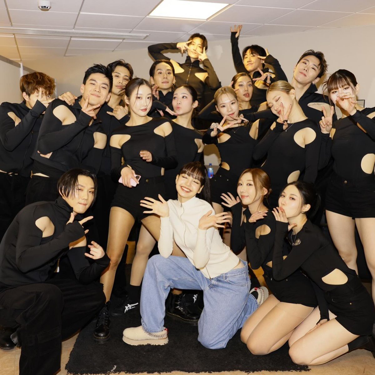 LISANATIONS_'s tweet photo. Groufie with YGX and Pheromone Dance Crew dancers 👯 👯‍♀️

DAME LISA AU GALA 
#LISAxPIÈCESJAUNES2024 
#SoloistLalisaReturns https://t.co/Syb6x2q7D4