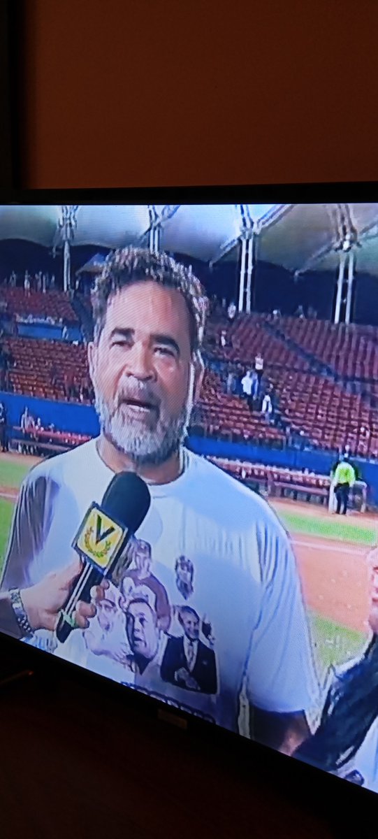 pleynis's tweet photo. Tremendo reconocimiento de @OzzieGuillen a #GustavoPolidor al tenerlo a él y otros referentes en su franela 💯 https://t.co/lGwMYXo0uN