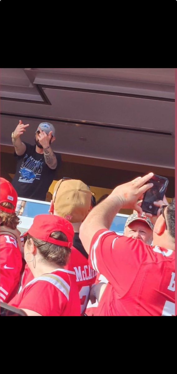 _RayRay44's tweet photo. @Eminem Middle Finger for the 49niners https://t.co/TbNPYngaLM