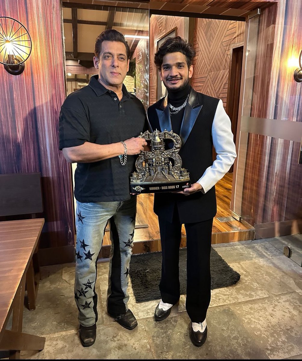 IsmailDesh1107's tweet photo. Trophy Dongri aa gayi #MunawarFaraqui𓃵 #BiggBoss17 #BiggBoss17Finale #MunawarKiJanta #MunawarIsTheBoss #AbhishekhKumar #SalmanKhan𓃵 https://t.co/AkP9NAi9lP