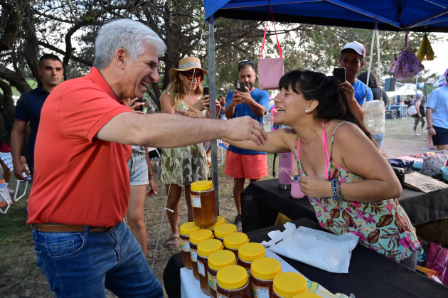 agenciasanluis's tweet photo. 👉 El gobernador Claudio Poggi recorrió la Expo de Emprendedores, Artesanos y Pequeños Productores

La jornada contó con shows de música y entretenimiento, patio gastronómico, danza y actividades recreativas.

https://t.co/y9JZkfEUEN https://t.co/J7xI44vT0r