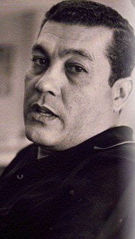 Título a su memoria.

Pedro Padrón Panza
alma y corazón de Tiburón
arquitecto de La Guaira.