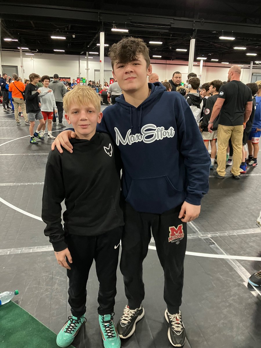 How cool!?!? My brother got to meet the #1 HS wrestler in country this weekend at his MS tourney in PA @BoBassett06 we both train with the dopamineo bands!! #MachineGunMindset