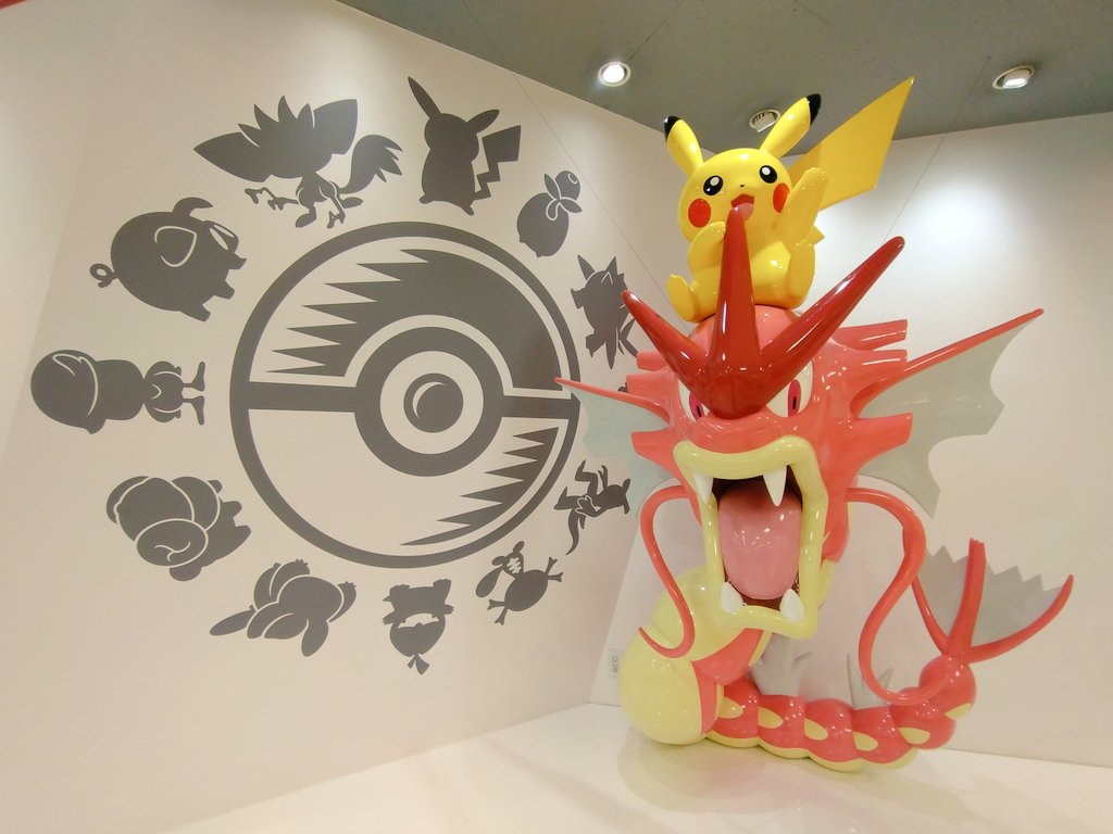 Daipokepoke's tweet photo. 今日は広島へ🍁
ポケセン巡り〜色違いのギャラドス
ニコニコしながらじだんだポーズで出迎えて頂きました😊
#ポケモンセンターヒロシマ
#ホゲータ https://t.co/4yUTH4O8hj