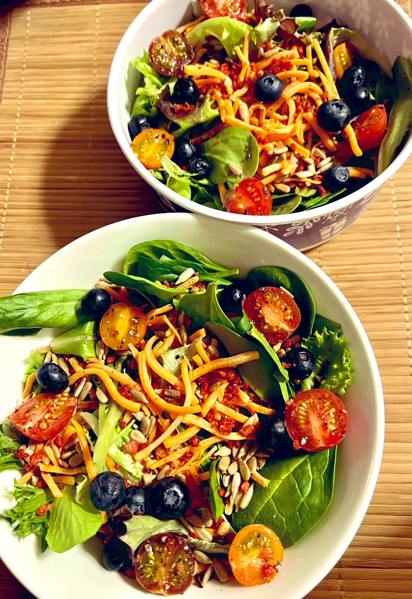 LeighTobes's tweet photo. 🪬Evolution of Sunday chicken #salads w/Carolina Crunch @brightfarms & #spinach🥬,tomato🍅,carrot🥕,blueberries🫐,🌻seeds, pecans,@BeemsterUS goat Gouda🧀, #soy bac’n bits & #marinatedcroutons in ZestyItalian🇮🇹…#asaladaday🥗 #saladstreak2024🪃@KensDressing #winnerwinnerchicken🏆 https://t.co/ChPixGmAgU