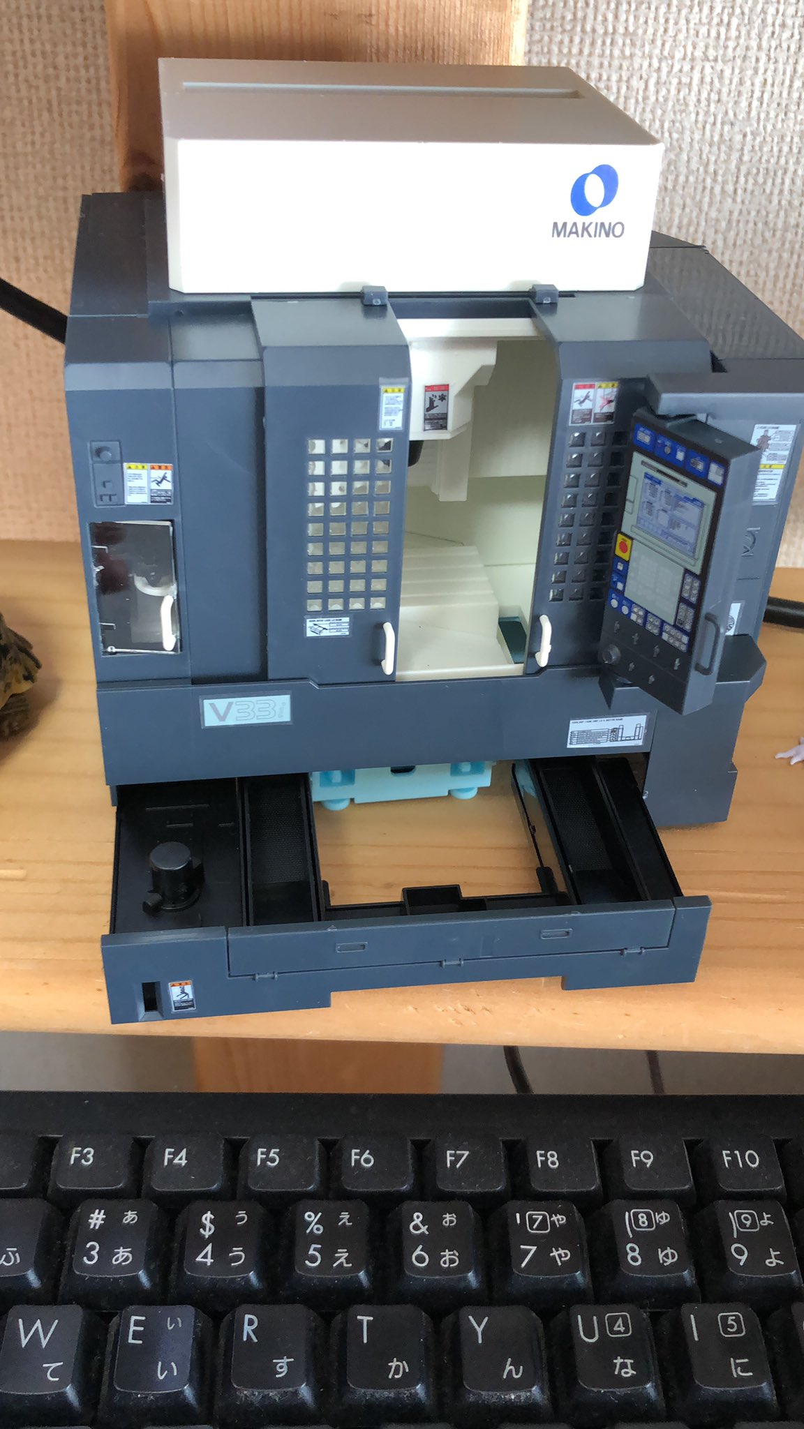 MAKINO V33i プラモデルキット 1/20 立形マシニングセンタV33i