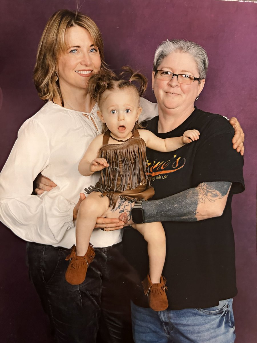 That moment when you wake up from your nap and realize you’re being held by @RealLucyLawless 😂 #xenawarriorprincess #xenacon2024 #xenaLA #micropreemie #NICUwarrior #preemiestrong  @M_vanRoosendael @CreationEnt
