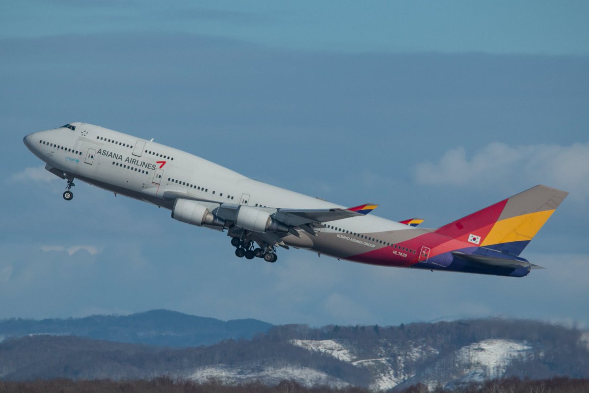 M_Air1119's tweet photo. 2024.1.28
Asiana Airlines
OZ174/OZ175
Boing747-400 (HL7428)
at. Sapporo New Chitose Airport/RJCC

大盛況のJコロ、Gコロから。さすがに撮っていて鳥肌たちました。やはり新千歳はこうでないと。今年はもう何回か行きたいです。 https://t.co/HBSHDIYShg