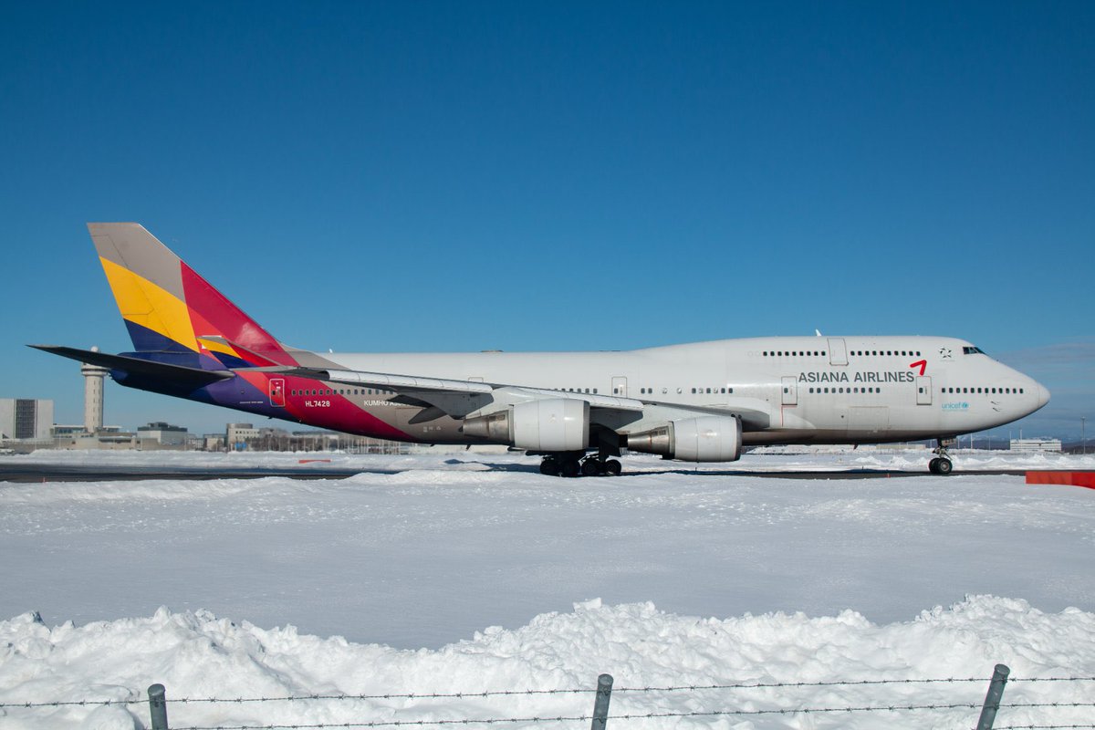 M_Air1119's tweet photo. 2024.1.28
Asiana Airlines
OZ174/OZ175
Boing747-400 (HL7428)
at. Sapporo New Chitose Airport/RJCC

大盛況のJコロ、Gコロから。さすがに撮っていて鳥肌たちました。やはり新千歳はこうでないと。今年はもう何回か行きたいです。 https://t.co/HBSHDIYShg