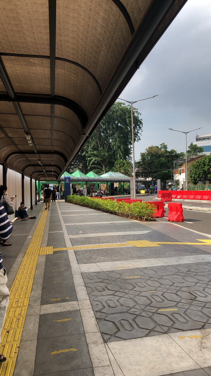 nananuna30's tweet image. gw yg lahir di jakarta sampe kerja di sini tp ga pernah foto2 karena pagi ketemu malem di kantor, fotonya gedung2 doang😭😭 cuma bisa kasih tau jaklingko sangat membantuku nabung dan yg paling gw rasain itu perubahan stasiun tanah abang jd lebih rapiihh 🫶#TakeAniesLookatJakarta