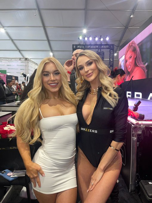 Watch EMMA HIX👑's leaked NSFW photo on TwXstars