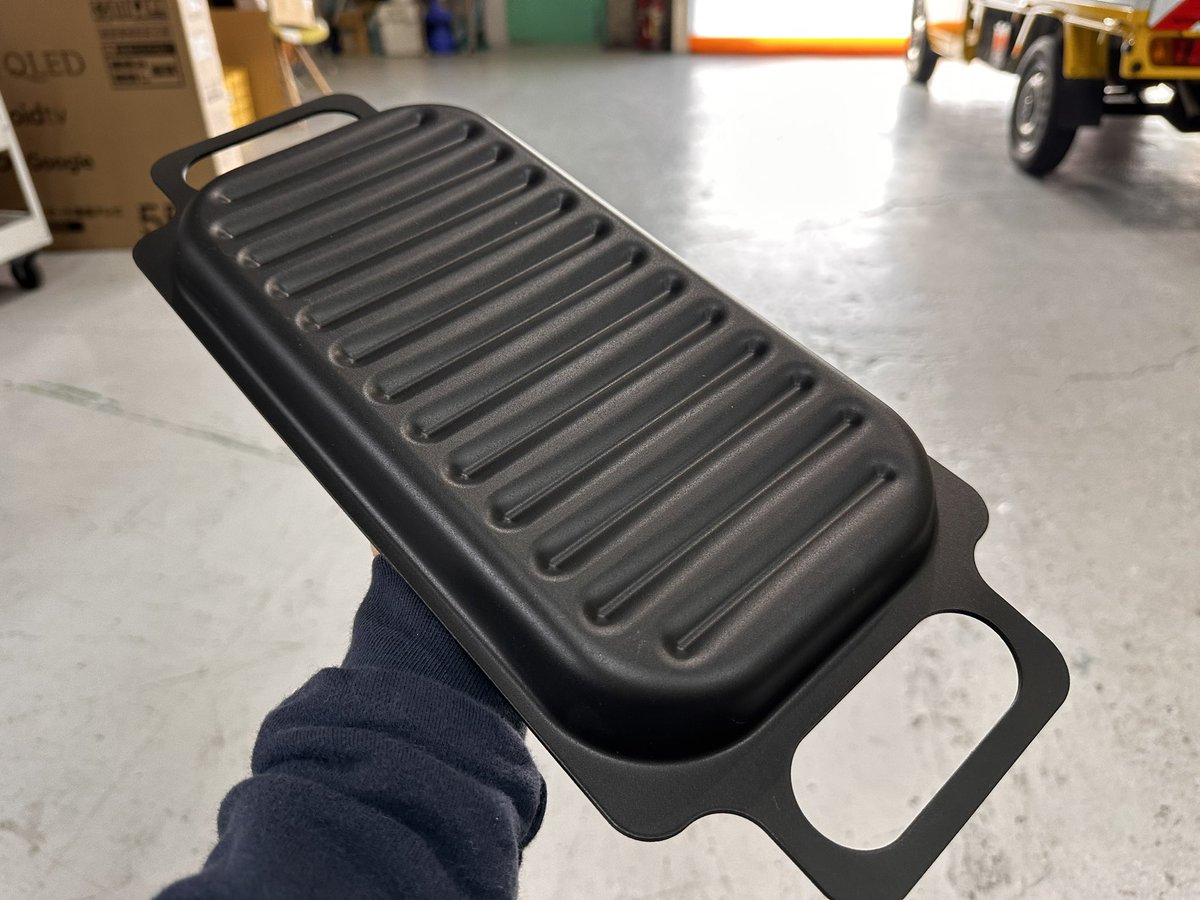 machicoco72's tweet image. 「これ良くない？」
職人さんが持ってきてくれたプレート。
フッ素処理が上がってきました。
コーティングしたら一気に商品感出ました。
素材がアルミなのでめちゃくちゃ軽い。
焼きテストしたいと思います。

#MACHICOCO #豊里金属工業 #商品開発 #商品企画 #プロマネ #プロジェクトマネージャー