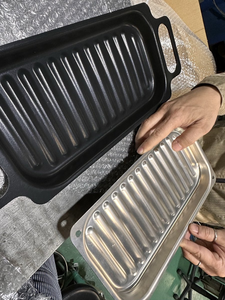 machicoco72's tweet image. 「これ良くない？」
職人さんが持ってきてくれたプレート。
フッ素処理が上がってきました。
コーティングしたら一気に商品感出ました。
素材がアルミなのでめちゃくちゃ軽い。
焼きテストしたいと思います。

#MACHICOCO #豊里金属工業 #商品開発 #商品企画 #プロマネ #プロジェクトマネージャー