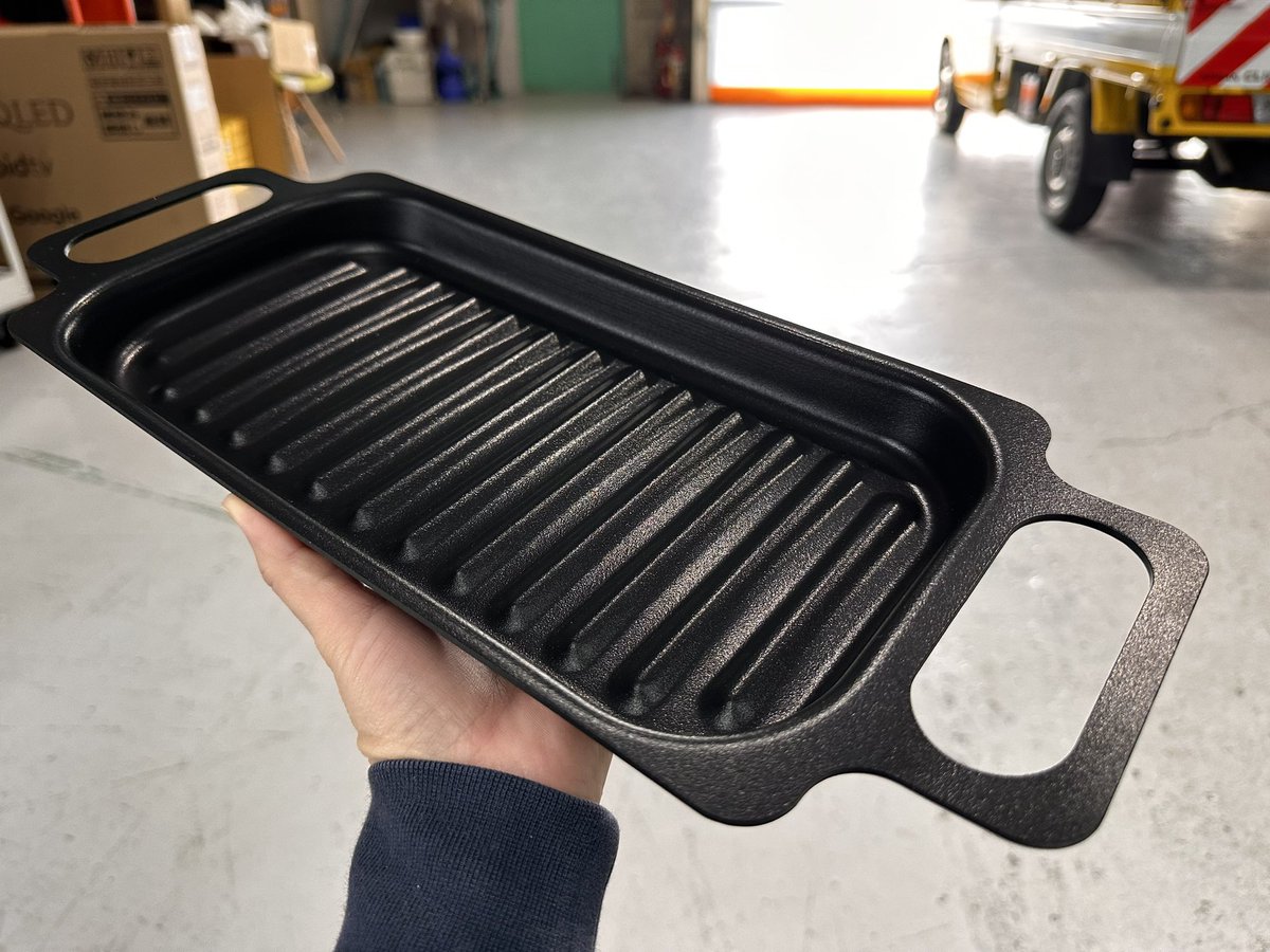 machicoco72's tweet image. 「これ良くない？」
職人さんが持ってきてくれたプレート。
フッ素処理が上がってきました。
コーティングしたら一気に商品感出ました。
素材がアルミなのでめちゃくちゃ軽い。
焼きテストしたいと思います。

#MACHICOCO #豊里金属工業 #商品開発 #商品企画 #プロマネ #プロジェクトマネージャー