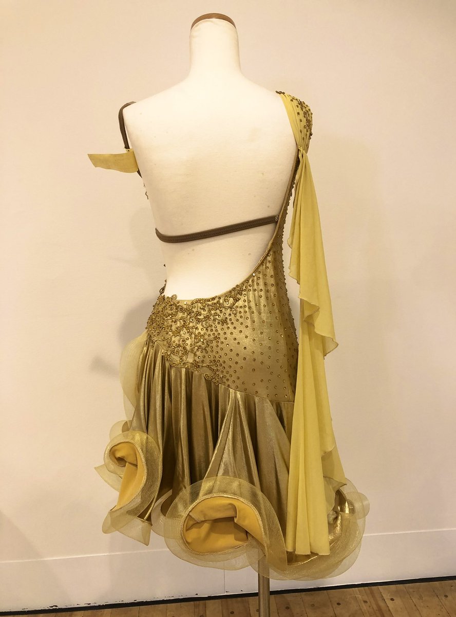 【DRESS FOR SALE】

💛ゴールドドレス💛

スカートがよく踊ってくれます!✨
ウエストから背中までのカットが身体のラインをより綺麗に魅せてくれます!!

販売価格　¥50,000

ご試着もいただけます!!!
この価格は間違いなくお買い得💡
お気軽にお問い合わせくださいませ✨

#ラテンドレス販売