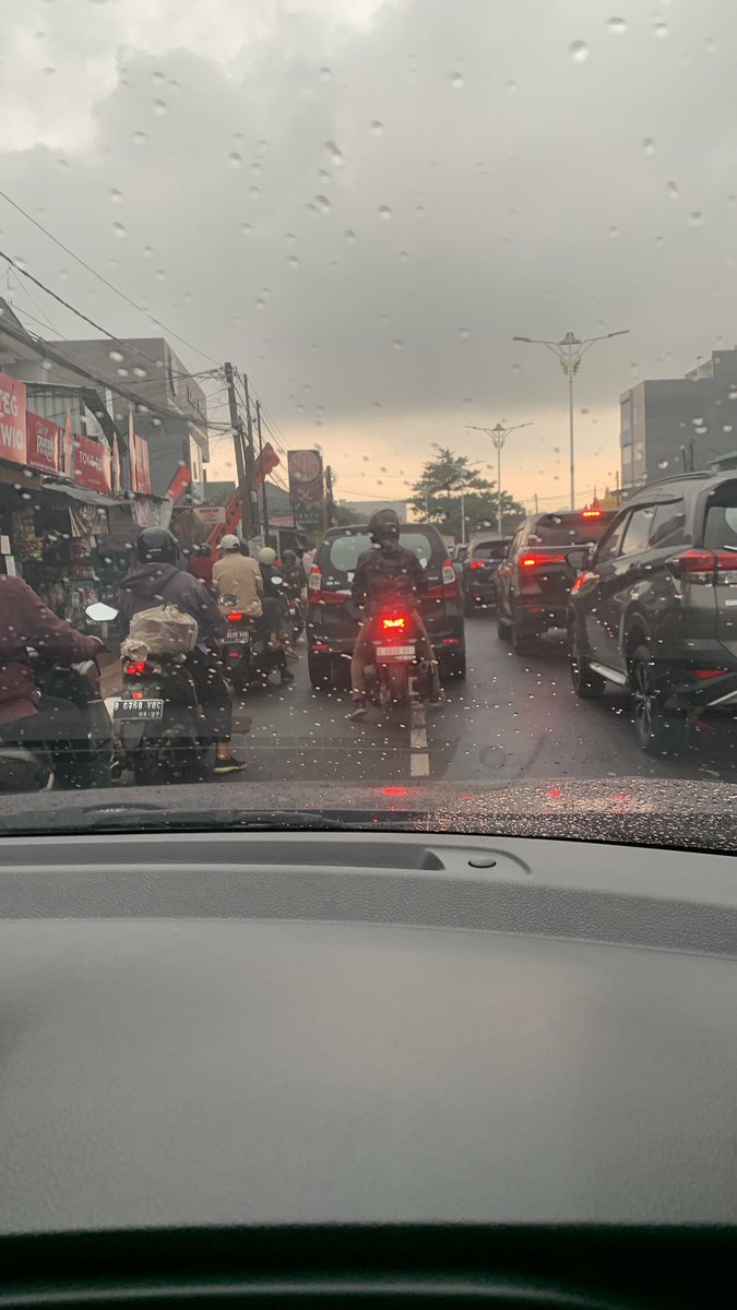 Senin + udan = muacet nemen

Karawaci Tgr - Joglo Jakbar 25Km = 2 Jam 😂🫣