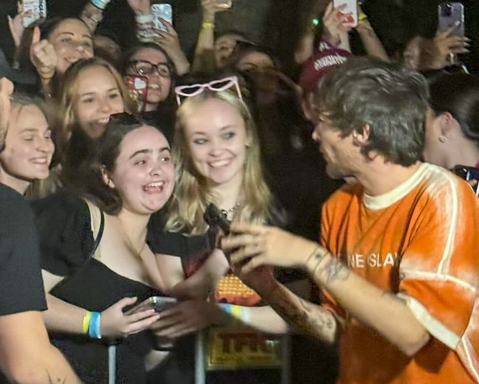 JustJenJen__'s tweet photo. So this happened last night...
What a phenomenal night! Still riding the high! Can't believe I'm in a photo with Louis! #fitf #Melbourne #Louis #LouisTomlinson https://t.co/P8oZ92iES9