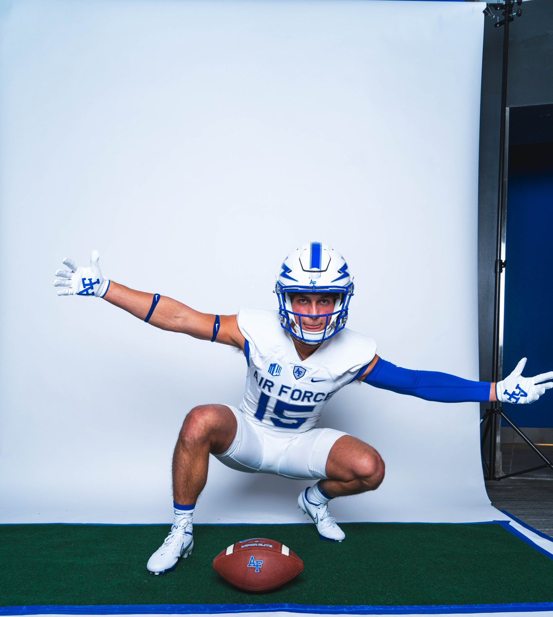 Had an amazing official visit at <a href="/AF_Football/">Air Force Football</a> this weekend! Thank you <a href="/CoachNickToth/">Nick Toth</a> and @CoachLamAF for your hospitality and for showing me around campus! #FlyFightWin ⚡️⚡️⚡️