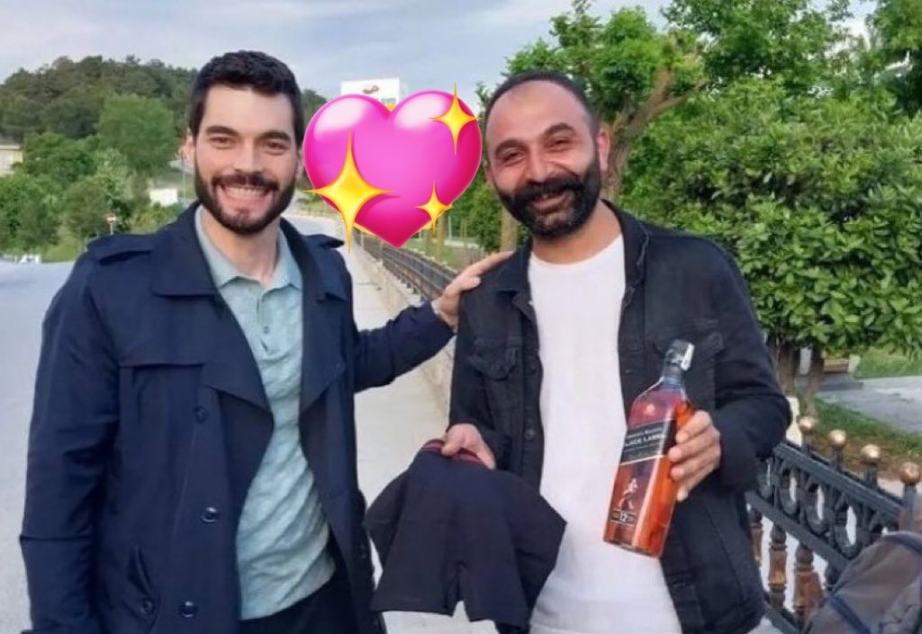 Bahar8901's tweet photo. @Siu54_ @VarosikE @Kenia_djk @AkinAkinozu @rebrusahin Nah, all sports men hug, that’s normal
What they don’t do is exchange underwear with each other like #AkinAkinözü @AkinAkinozu does
I bet he kept his lover underpants, that’s why he bought new ones for him jajaaj 🤭 https://t.co/GmbTOHpHBa