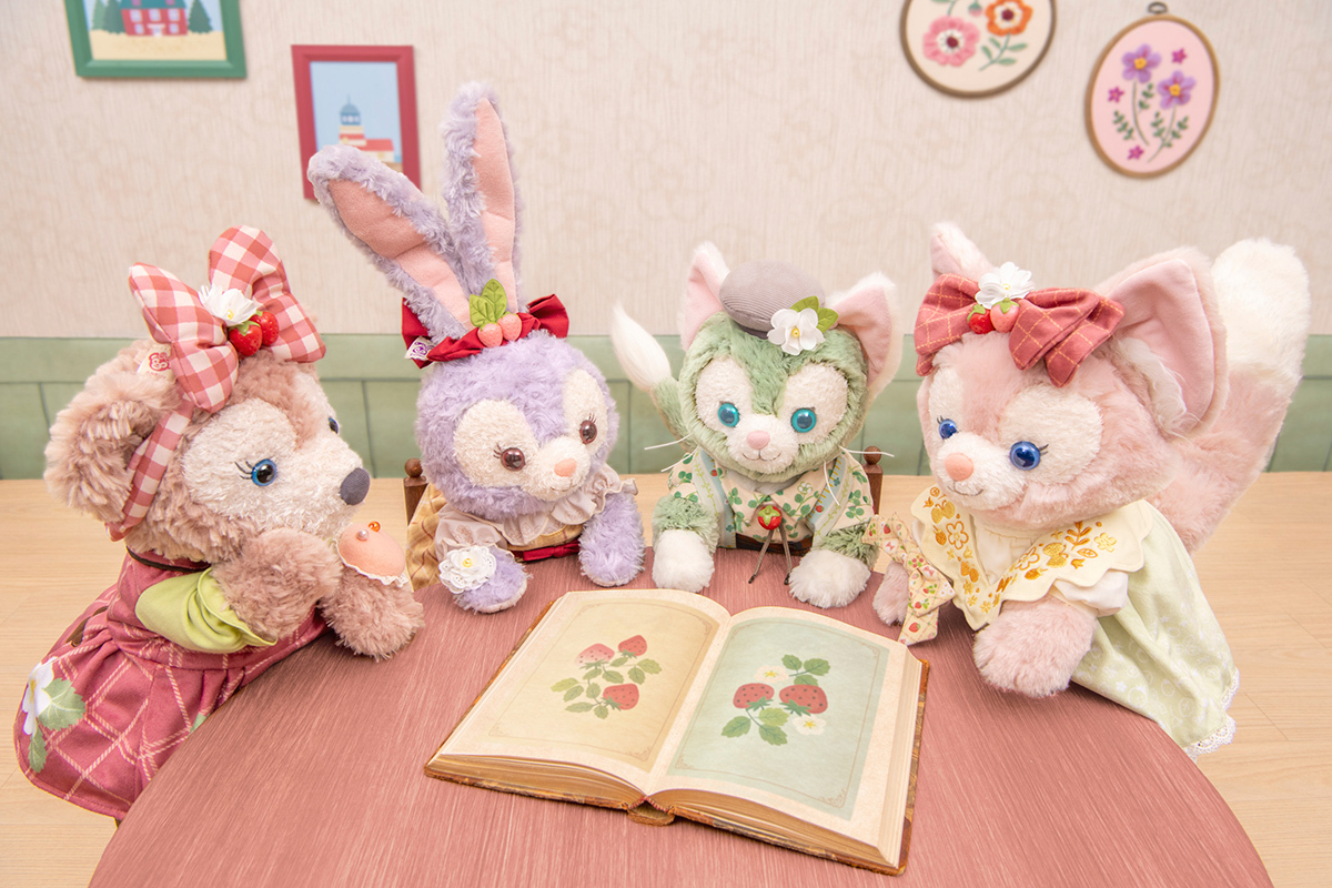 いろんな色やかたちのいちごたち…🍓 図鑑をのぞき込んで、みんな想像を