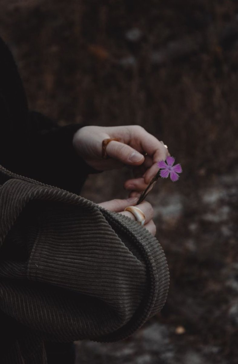 Sayaposh's tweet image. سمجھدار انسان جب رشتے نبھانا بند کر دے پگلے تو سمجھ لینا اس کی عزتِ نفس کو شدید ٹھیس پہنچی ھے 🖤