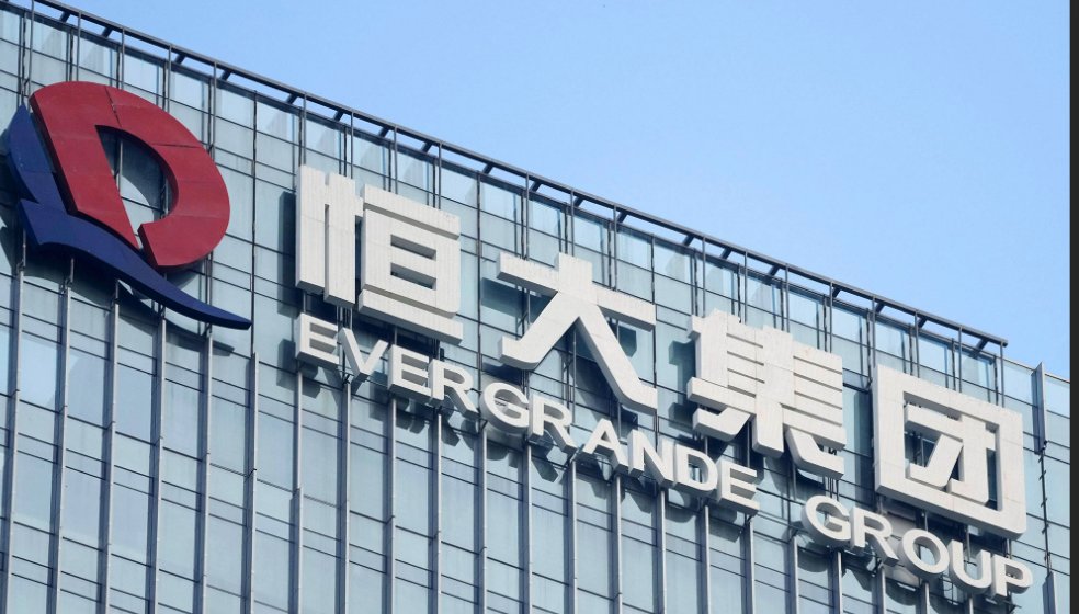 AIStockSavvy's tweet image. 📣 JUST IN: Evergrande Shares Halted After Court Orders Liquidation

Key Details:

📍 Trading of China Evergrande shares halted after a &amp;gt;20% drop, following a Hong Kong court liquidation order.

📍 The decision comes amidst a deepening debt crisis, impacting one of China's
