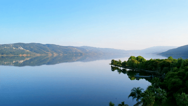 KunmingArea's tweet photo. Behold the highland marvel โ Kunming's Yangzong Lake glistens like a gem under the winter sun. ๐๐ง #KunmingMagic #WinterEscape https://t.co/LDHCTlnB8z