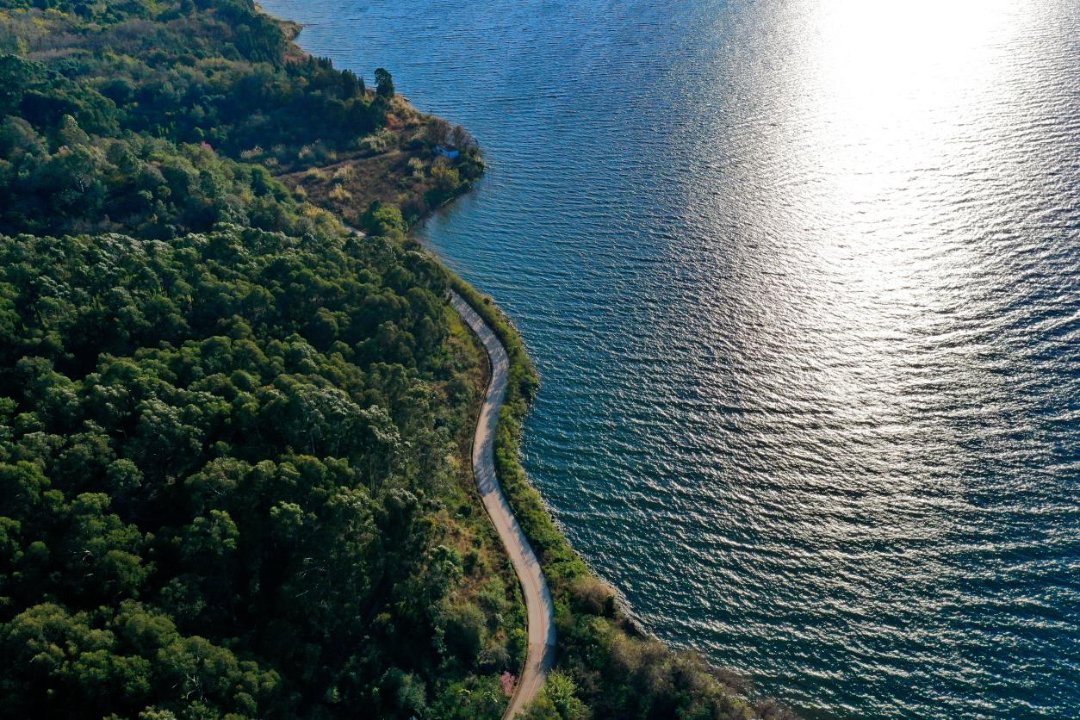 KunmingArea's tweet photo. Behold the highland marvel โ Kunming's Yangzong Lake glistens like a gem under the winter sun. ๐๐ง #KunmingMagic #WinterEscape https://t.co/LDHCTlnB8z
