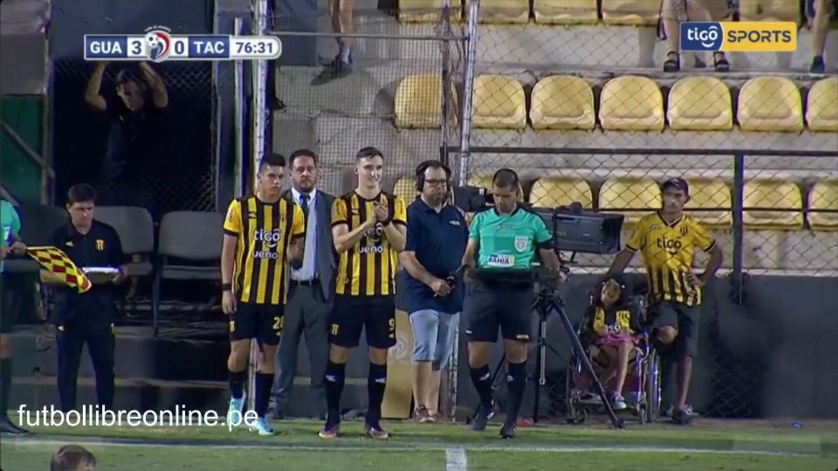 aurilnegro's tweet photo. Domingo 20:50 hs hasta las 23:00 hs y por más difícil que sea, el amor todo lo puede. 

¡Que genia esta hincha aurinegra🖤💛! https://t.co/B11slVQ0ve
