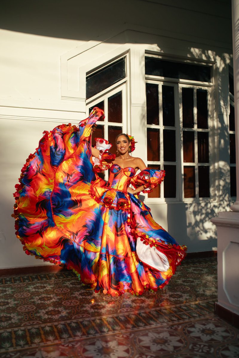 melissacurevi's tweet photo. ¡Se acaba este fin de semana, pero el otro pinta mejor! Última parada de hoy en la #FiestaDeDanzas, la izada del garabato de Emiliano y la inauguración de la exposición de nuestra siempre Reina Natalia De Castro. ¡Alisten motores, este viernes es la Guacherna! 🌺✨ https://t.co/WEt9NXMwpr
