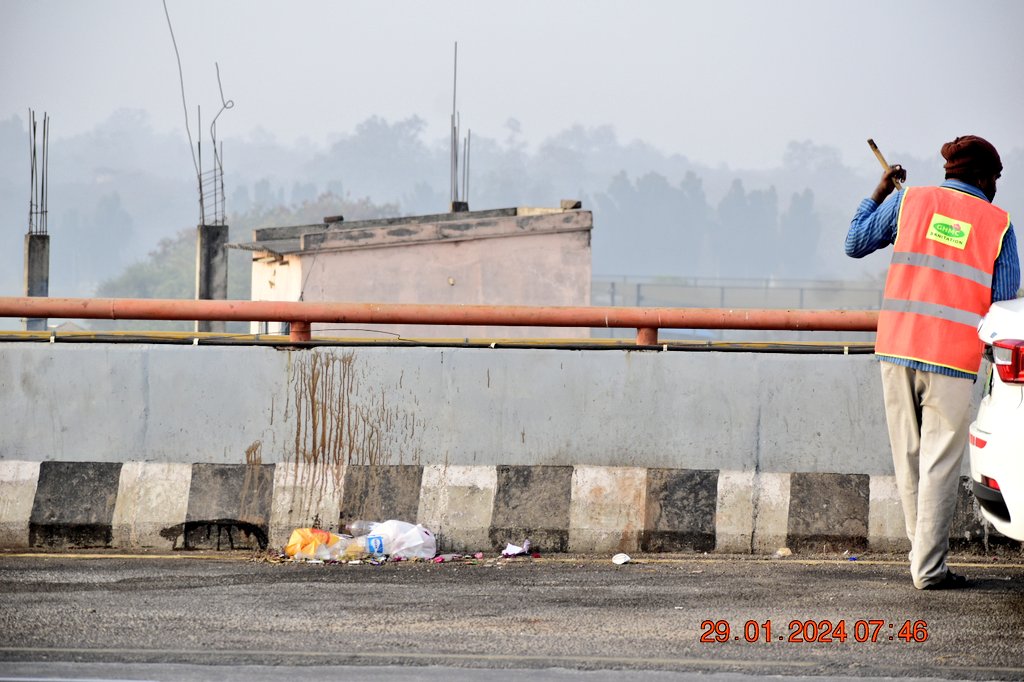 🙌 Am I a Responsible #Citizen?
If yes, then does it befit me to do this on PVNR express way flyover 
Open my 🚘car window & throw 🍾🍾🍾 litter ?
#Lets_Transform_Ourself_to_Transform_OurCity   
#MyHyderabadMyResponsibility
#Hyderabad
#ManaNagaram
#MyCleanIndiaStartFromMySelf