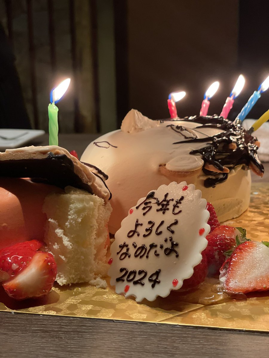moko424's tweet photo. 3年ぶり？にリモートじゃなく皆で集まってやったんだけどケーキ屋さんのクオリティ爆上がりなんでみてください後半2枚が10年前とか11年前の、、、 https://t.co/dCDhLOzQUa