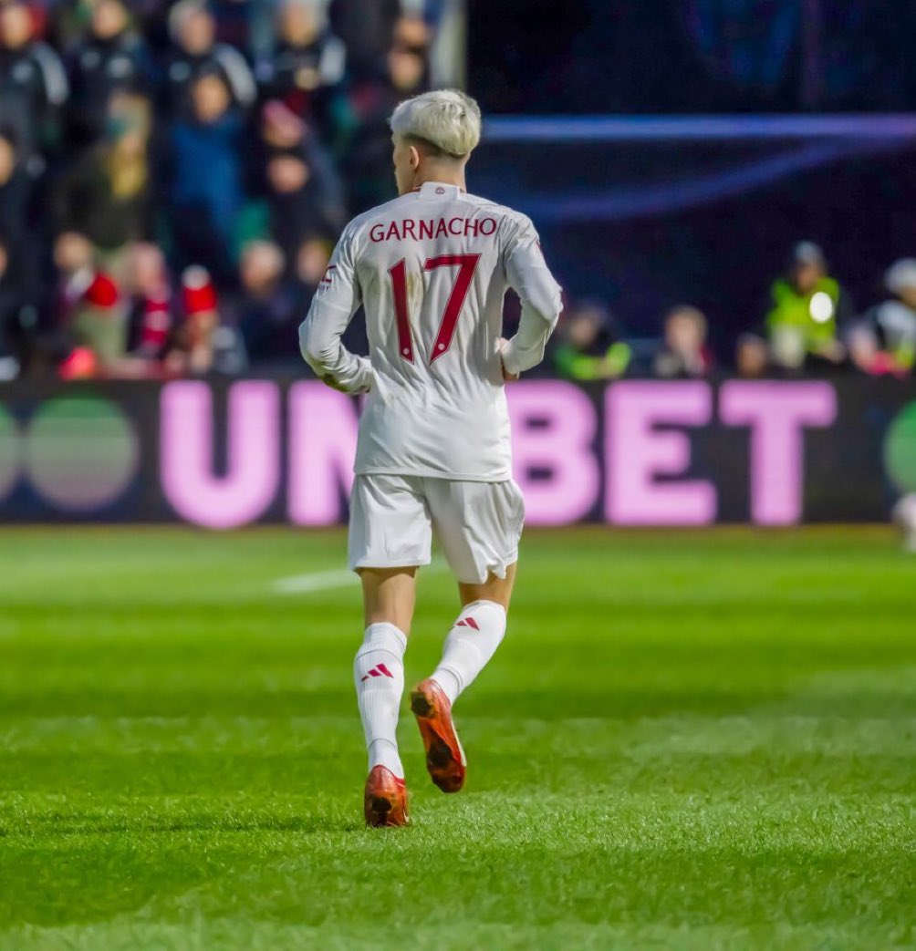 Ni anak bener-bener selfish, one man show gak mau bagi bola ke temennya yg mungkin secara peluang lebih besar utk bikin gol. Tiap peluang dia mau eksekusi sendiri, sudut sempit juga dihajar sendiri.

Jaman Roy Keane udah pasti digebukin sih Garnacho ini. 

#Blibli <a href="/bliblidotcom/">Blibli</a>