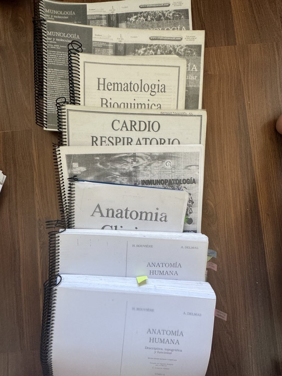eliordus's tweet photo. Estoy regalando libros, resúmenes y huesos para estudiantes de fmed 🫶🏼🫶🏼 el material es de 2do a 6to y los huesos van sin fantasmas, aprovechen https://t.co/Jfxl0eq6Lh