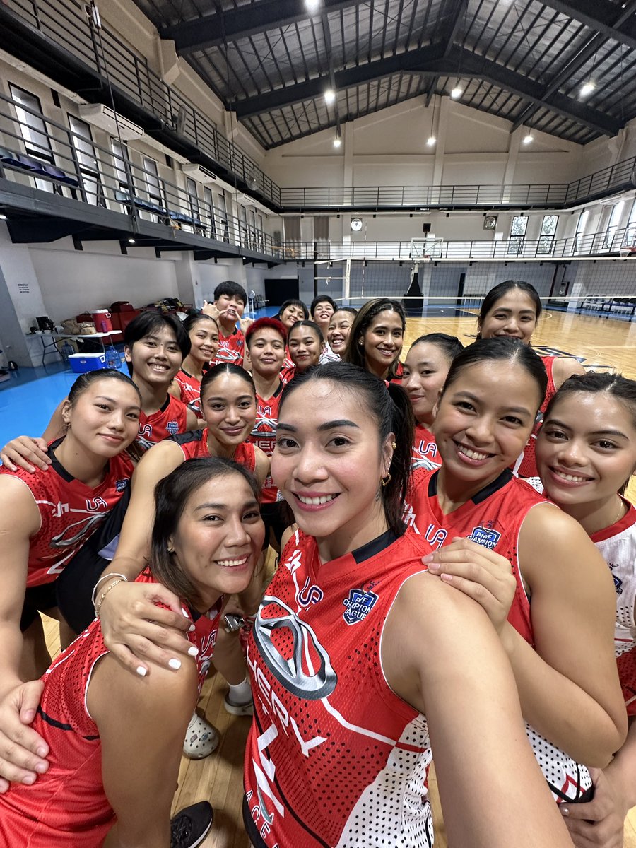 CheryCrossovers's tweet photo. The CHERY fam Class of 2024 ❤️
Photoshoot day before our first tournament of the year… the CHERY Tiggo Crossovers are joining the PNVF Champions League 2024! Stay tuned for more details 👀
#CHERYonTOP #ReadySetTigGO https://t.co/jFf49SNTcW