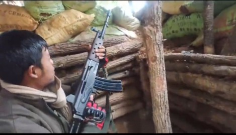 Gooner_Homer's tweet photo. 🚨[27th Jan 2024] Khamenlok under attack by Kuki Terrorists.

Visual from the incident shows #KukiTerrorists Using sophisticated Weapons that are Procured from the Gray Market of Myanmar. 

Terrorists are clearly seen weilding MA-1 Assault Rifles (Myanmar Made Weapon) and shooting on Meitei Villages

The Abundance of Weapons in Myanmar  remains a HUGE 
SECURTY RISK FOR INDIA and MANIPUR.

FENCING OF THE INDO-MYANMAR BORDER IS MUCH NEEDED to #SaveManipur

#KukiNarcoTerrorists #ManipurFightsBack #kukiatrocities 
@official_dgar @Spearcorps @manipur_police @NBirenSingh @NENowNews @CBIHeadquarters
 @AbhijitChavda @AskAnshul @MumbaichaDon @ramindesai @RajatSethi86 @DivyaSoti @MNageswarRaoIPS @TanushreePande  @ndtv 
@IndiaTodayNE @kartikeya_1975 @kuldiep86