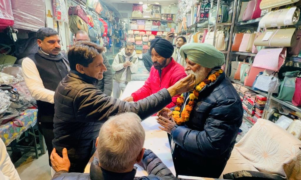DeependerSHooda's tweet photo. रोहतक के किला रोड मार्केट में घर-घर कांग्रेस, हर घर कांग्रेस अभियान के तहत डोर-टू-डोर जनसंपर्क किया। https://t.co/s8coNXP7pJ