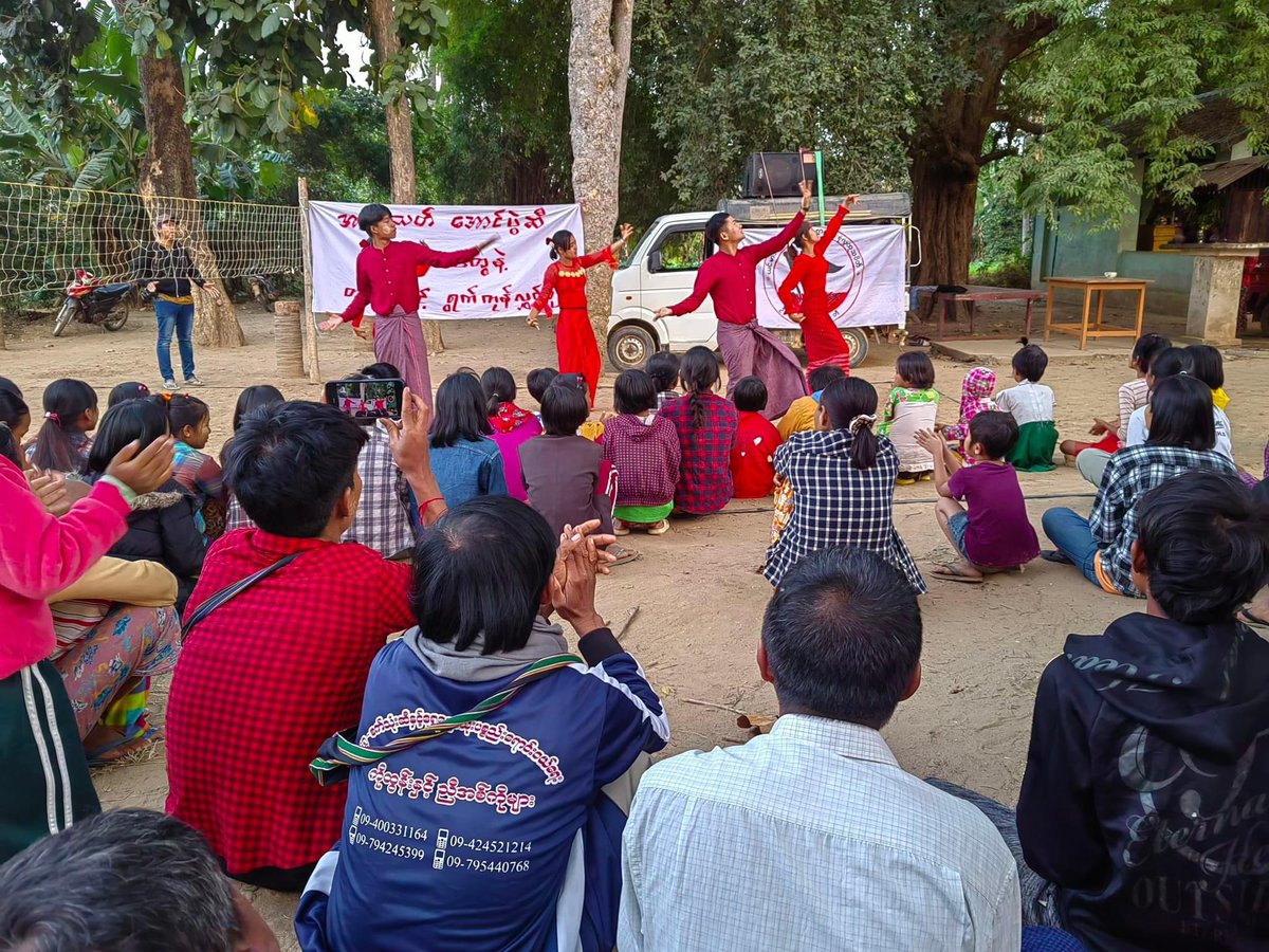 TayzarSan's tweet photo. ❝ အဆုံးသတ်အောင်ပွဲဆီ

လူထုလှိုင်းတွေနဲ့ တက်စုံဖွင့် ရွက်ကုန်လွှင့် ချီ ❞

မကြာခင် ပြည်သူ့‌နွေဦးတော်လှန်ရေး (၃) နှစ်ပြည့်ပြီ။ လာမယ့်ကာလကတော့ ပြည်သူအားလုံး တော်လှန်တိုက််ပွဲမှာ “တက်စုံဖွင့် ရွက်ကုန်လွှင့်” ဖို့ အချိန်ပဲ။

#SpringRevolution_3rdAnniversary
#WhatsHappeninglnMyanmar https://t.co/ySgryOFutk