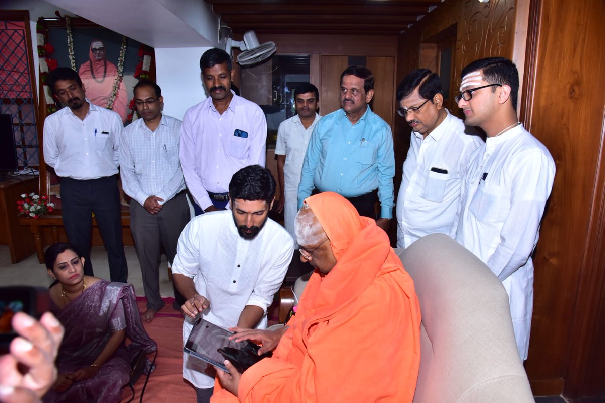 mahavidyapeetha's tweet photo. Sri Arun Yogiraj, the Sculptor who carved the idol of Sri Rama, installed at Ayodhya visited Sri Suttur Math, Mysore and took the blessings from HH Jagadguru Sri Shivarathri Deshikendra Mahaswamiji on 26th Jan 2024.
.
.
.
#jss #mysore #ArunYogiraj #AyodhyaSriRamTemple #Ayodhya https://t.co/7Dr0QOMZ4h