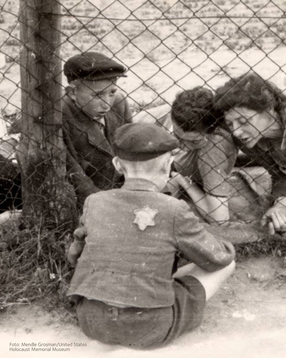 Idag är förintelsens minnesdag. Pojken på bilden säger ett sista farväl till sin familj genom fängelsestängslet. Sex miljoner judar dog i förintelsen. De får aldrig glömmas. Det får aldrig hända igen. #FörintelsensMinnesdag #InternationalHolocaustRemembranceDay