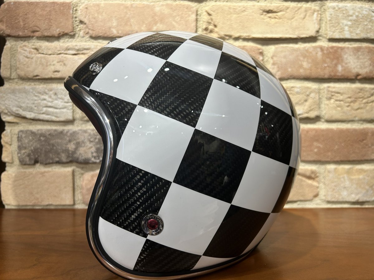 Motori_ginza's tweet photo. 銀座店に”Monthery ”が入荷しました。
ブラック部分はカーボンファイバーの織り目が確認でき、所有欲を満たしてくれます✨
#rubyhelmets #ヘルメット #ginza #motorimoda #motorimodaginza https://t.co/HbSAoQwr8y