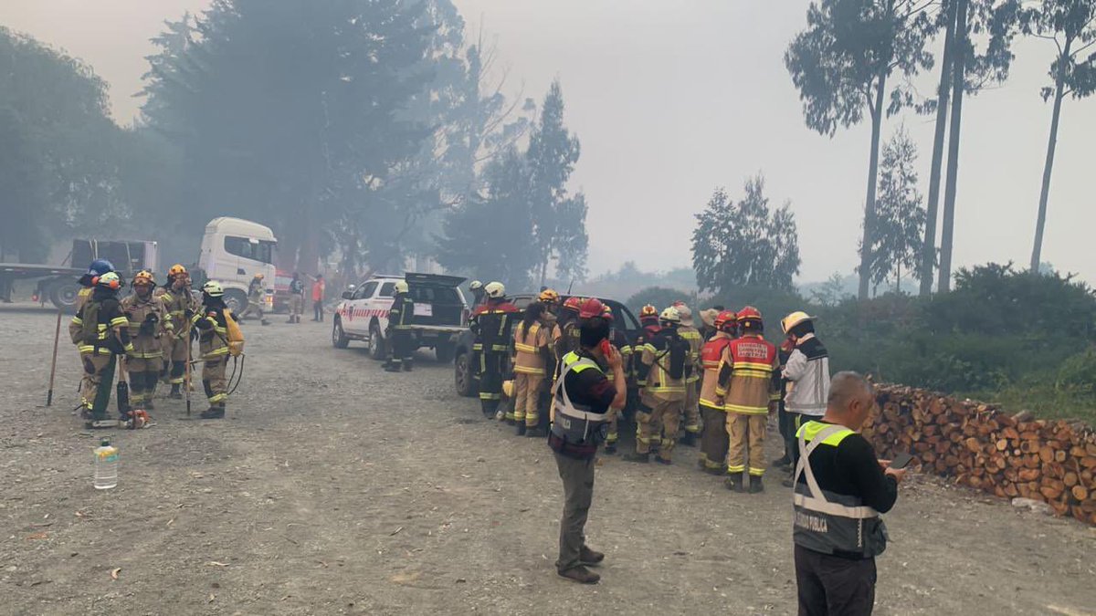 Reunión de equipo municipal para coordinación de apoyos junto en emergencia #incendioforestal en sector Las Canchas. Se disponen albergues ante evacuación preventiva dispuesta por <a href="/Senapred/">SENAPRED</a> 

#puertomontt