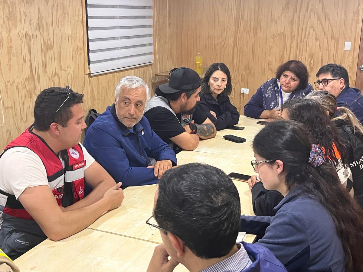 munipuertomontt's tweet photo. Reunión de equipo municipal para coordinación de apoyos junto en emergencia #incendioforestal en sector Las Canchas. Se disponen albergues ante evacuación preventiva dispuesta por @Senapred 

#puertomontt https://t.co/pgdjsYci0h